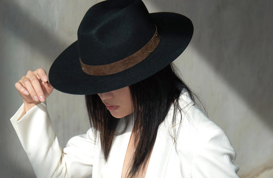 five-timeless-ways-to-style-black-fedora-hat