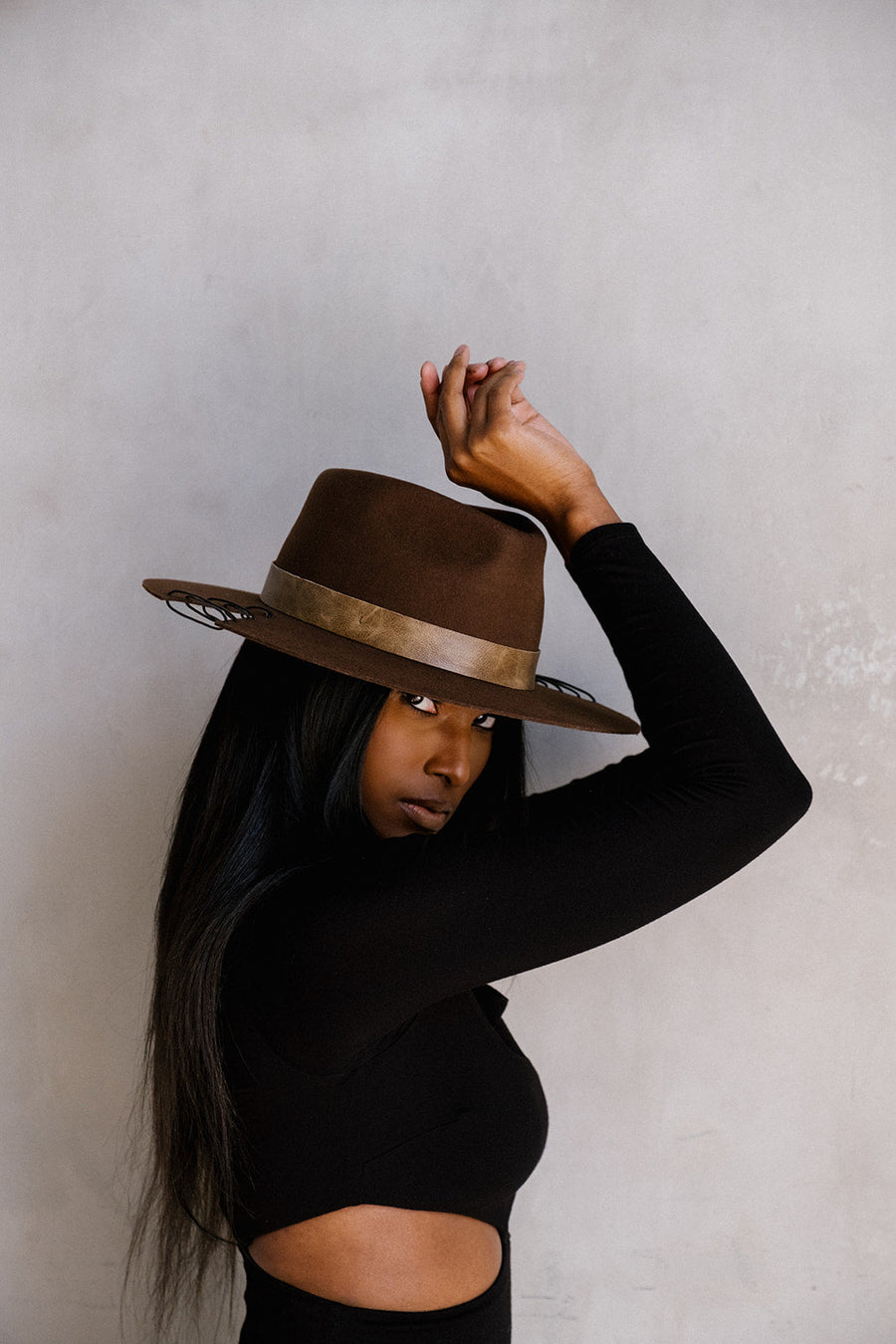 woman-wearing-the-cut-brown-fedora